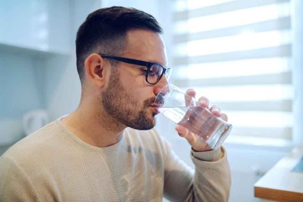 beneficios de tomar agua